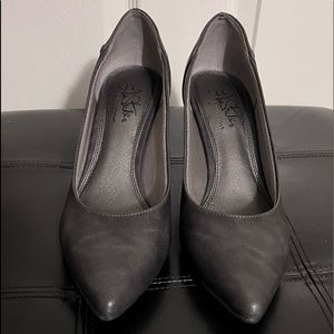 Great pair of pumps- 2 inches